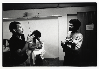 107724 Afbeelding van een Chileense vluchteling in gesprek met een tamilvluchteling in het asielzoekerscentrum ...